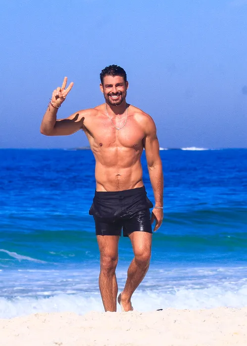 
					Cauã Reymond corre sem camisa na praia e detalhe curioso chama atenção
				
				