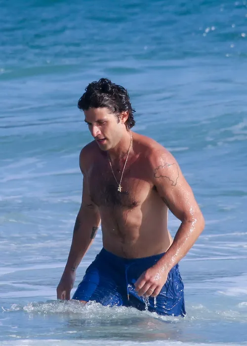 
					Chay Suede curte praia com filhos em folga de 'Quem Ama Cuida'; FOTOS
				
				