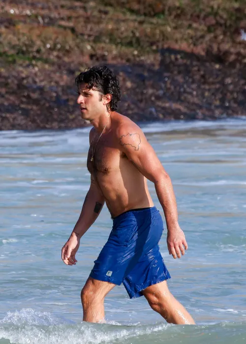 
					Chay Suede curte praia com filhos em folga de 'Quem Ama Cuida'; FOTOS
				
				
