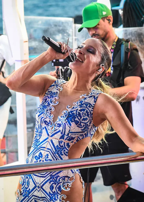 
					Claudia Leitte aposta em look inspirado em azulejos para Largadinho
				
				