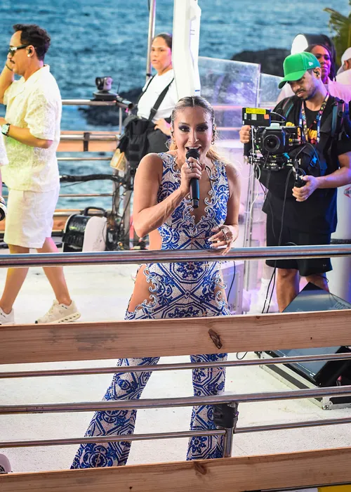 
					Claudia Leitte aposta em look inspirado em azulejos para Largadinho
				
				