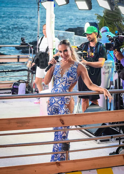 
					Claudia Leitte aposta em look inspirado em azulejos para Largadinho
				
				