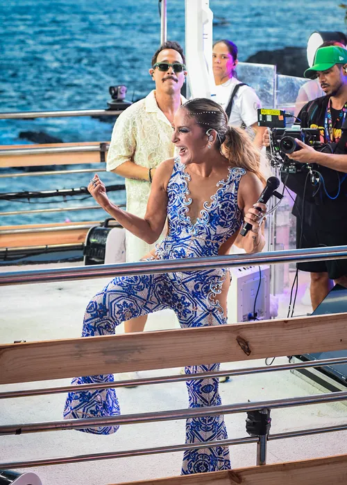 
					Claudia Leitte aposta em look inspirado em azulejos para Largadinho
				
				