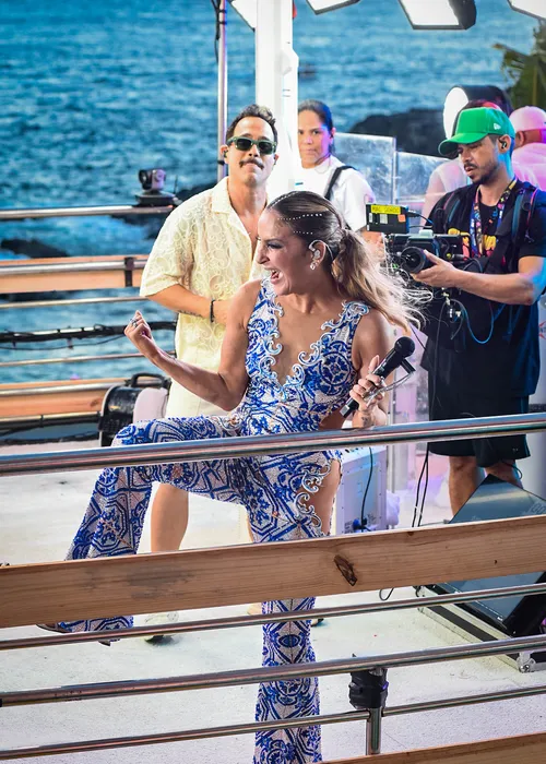 
					Claudia Leitte aposta em look inspirado em azulejos para Largadinho
				
				