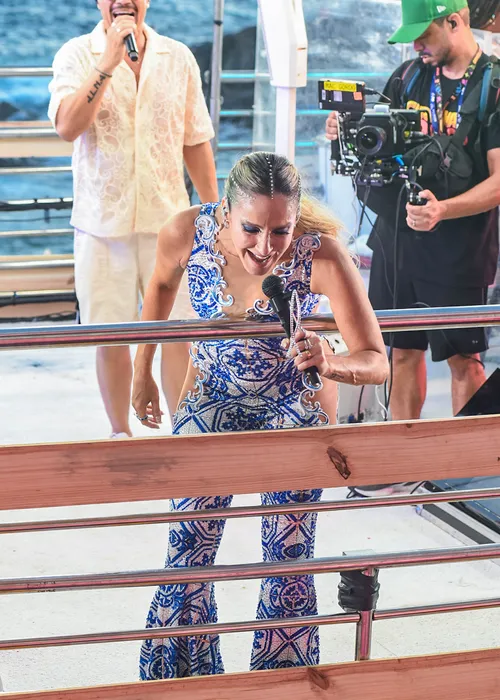 
					Claudia Leitte aposta em look inspirado em azulejos para Largadinho
				
				