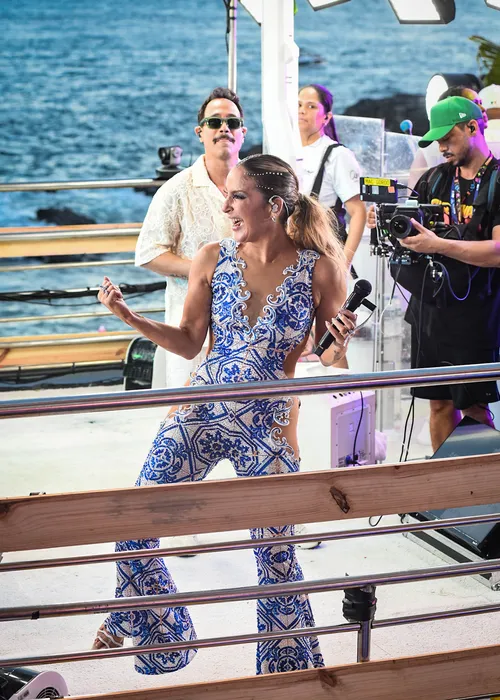 
					Claudia Leitte aposta em look inspirado em azulejos para Largadinho
				
				