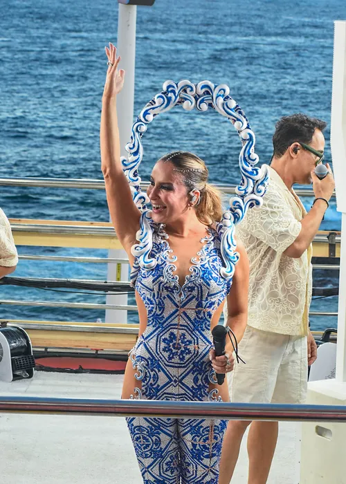 
					Claudia Leitte aposta em look inspirado em azulejos para Largadinho
				
				