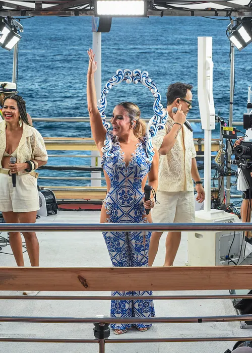 
					Claudia Leitte aposta em look inspirado em azulejos para Largadinho
				
				