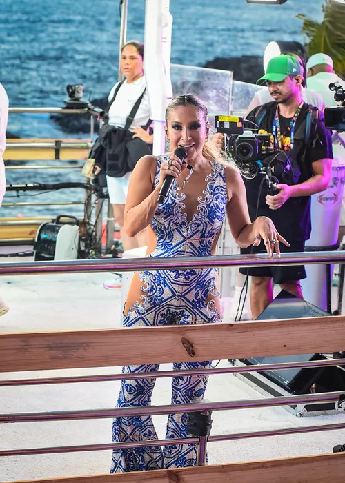 
					Claudia Leitte aposta em look inspirado em azulejos para Largadinho
				
				