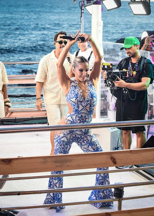 
					Claudia Leitte aposta em look inspirado em azulejos para Largadinho
				
				