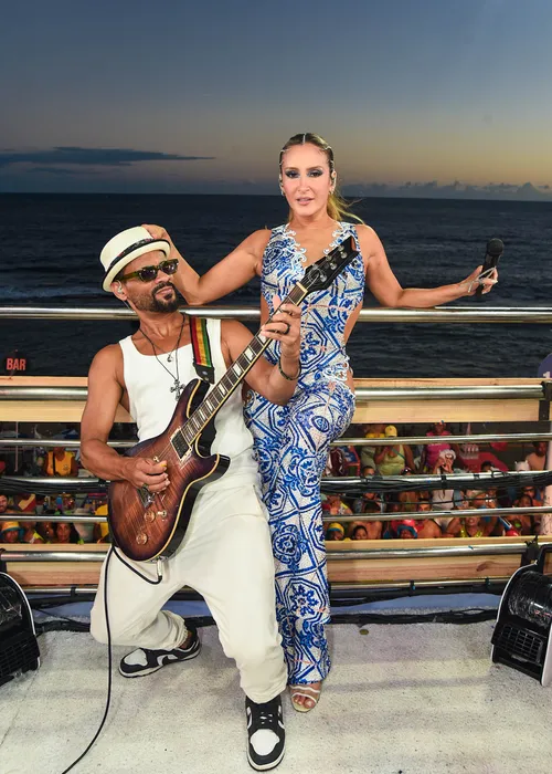
					Claudia Leitte aposta em look inspirado em azulejos para Largadinho
				
				