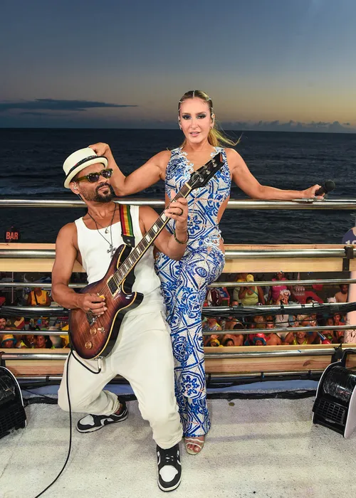 
					Claudia Leitte aposta em look inspirado em azulejos para Largadinho
				
				