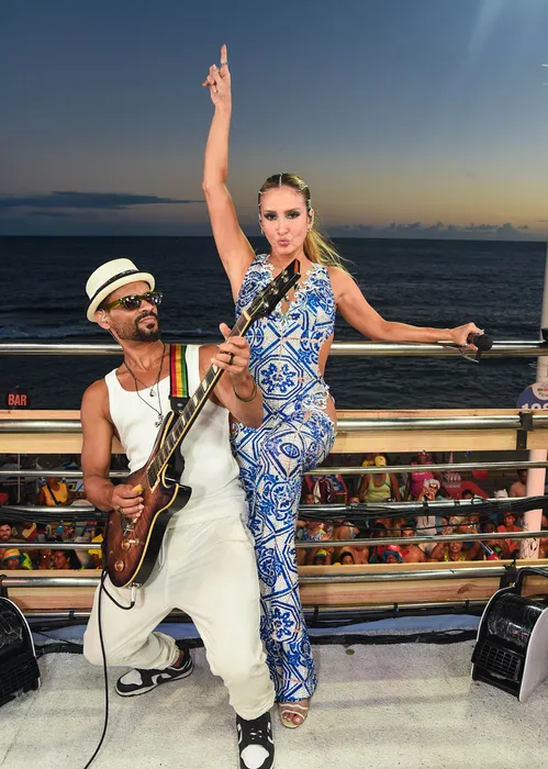 
					Claudia Leitte aposta em look inspirado em azulejos para Largadinho
				
				