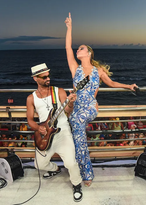 
					Claudia Leitte aposta em look inspirado em azulejos para Largadinho
				
				