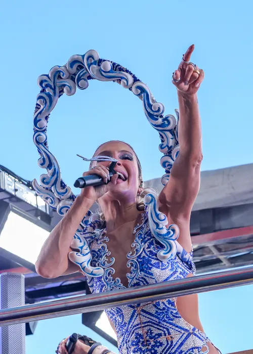 
					Claudia Leitte aposta em look inspirado em azulejos para Largadinho
				
				