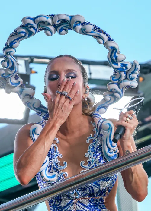 
					Claudia Leitte aposta em look inspirado em azulejos para Largadinho
				
				
