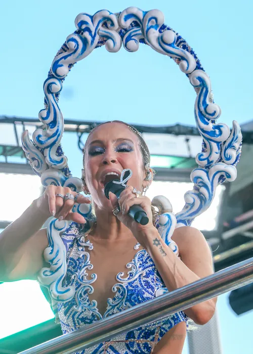 
					Claudia Leitte aposta em look inspirado em azulejos para Largadinho
				
				