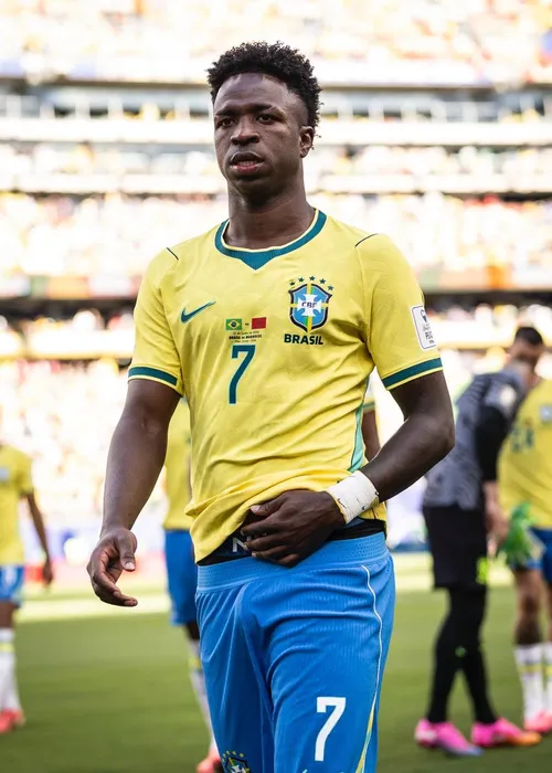 
					Copa do Mundo: Vini Jr recebe apoio de famosos após primeiro jogo
				
				