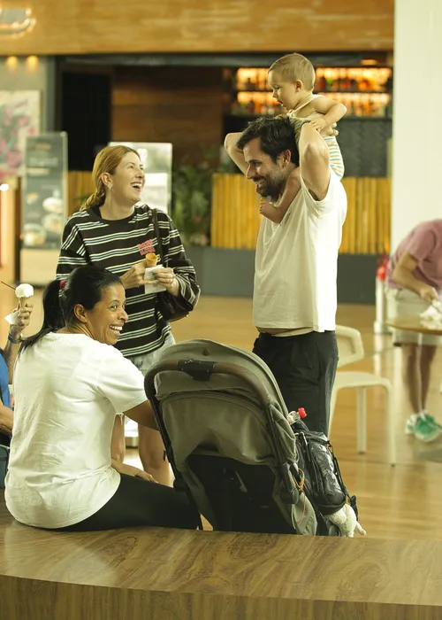 
					Dani Calabresa posa com filho em cliques raros durante passeio; FOTOS
				
				