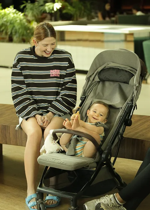 
					Dani Calabresa posa com filho em cliques raros durante passeio; FOTOS
				
				
