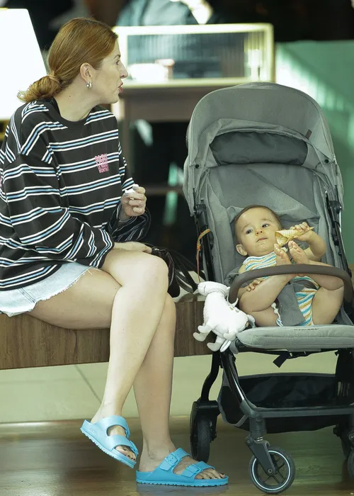 
					Dani Calabresa posa com filho em cliques raros durante passeio; FOTOS
				
				