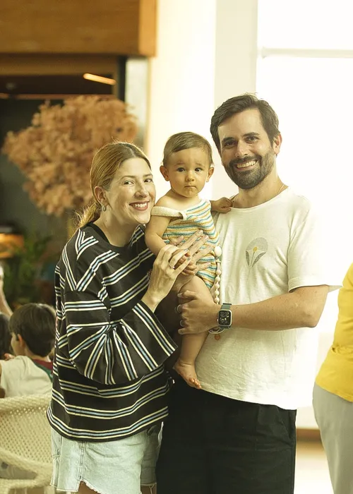 
					Dani Calabresa posa com filho em cliques raros durante passeio; FOTOS
				
				