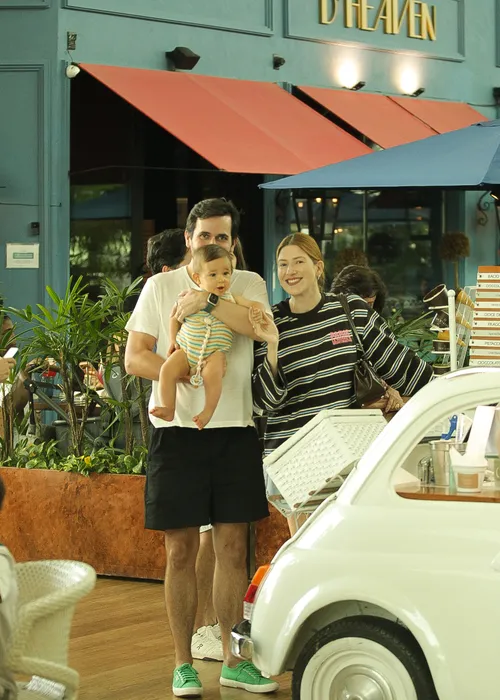 
					Dani Calabresa posa com filho em cliques raros durante passeio; FOTOS
				
				