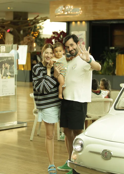 
					Dani Calabresa posa com filho em cliques raros durante passeio; FOTOS
				
				