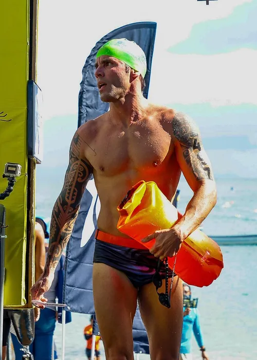 
					Daniel Cady impressiona com físico musculoso em competição de natação
				
				