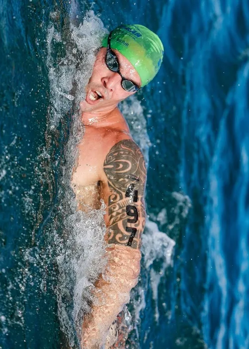 
					Daniel Cady impressiona com físico musculoso em competição de natação
				
				