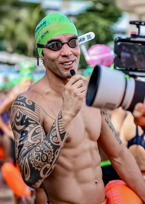 
					Daniel Cady impressiona com físico musculoso em competição de natação
				
				