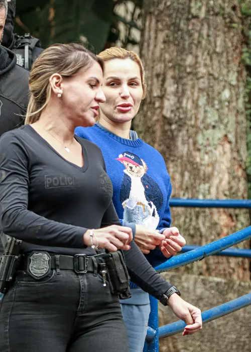 
					Deolane Bezerra solta o verbo após exame no IML: 'Presa por trabalhar'
				
				