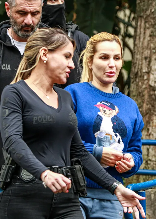 
					Deolane chega ao IML após prisão por lavagem de dinheiro; FOTOS
				
				