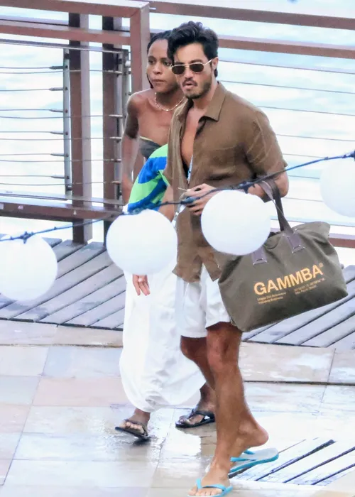 
					Duda Santos e Tiago Iorc são vistos em clima íntimo em praia do RJ
				
				