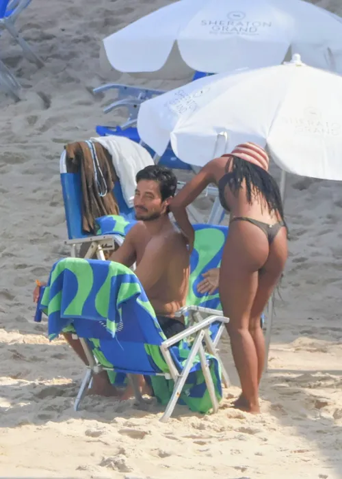 
					Duda Santos e Tiago Iorc são vistos em clima íntimo em praia do RJ
				
				