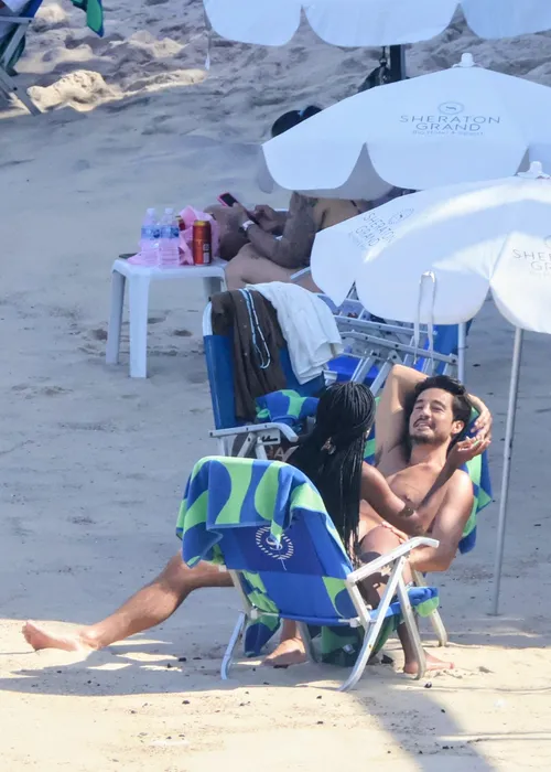 
					Duda Santos e Tiago Iorc são vistos em clima íntimo em praia do RJ
				
				