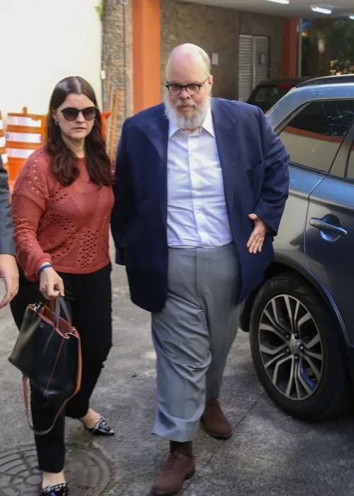 
					Ed Motta presta depoimento após confusão em restaurante; FOTOS
				
				