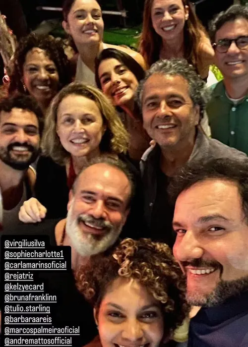 
					Elenco de 'Três Graças' cai no choro em festa de despedida; fotos
				
				