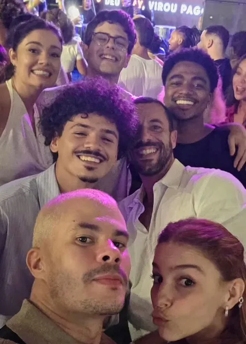 
					Elenco de 'Três Graças' cai no choro em festa de despedida; fotos
				
				