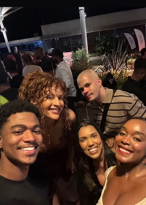 
					Elenco de 'Três Graças' cai no choro em festa de despedida; fotos
				
				