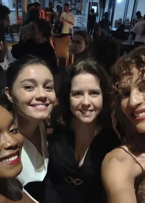 
					Elenco de 'Três Graças' cai no choro em festa de despedida; fotos
				
				