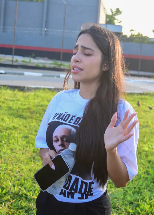 
					Esposa de Mc Ryan cai no choro em porta de cadeia por notícia chocante
				
				