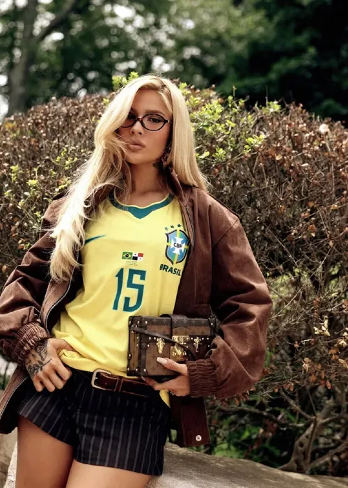 
					Esposas e namoradas de jogadores do Brasil ostentam looks para jogo
				
				