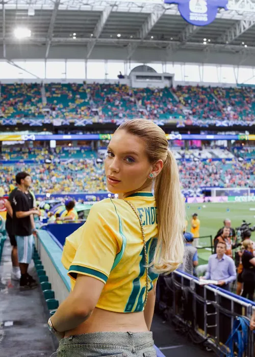 
					Esposas e namoradas de jogadores exibem looks para jogo do Brasil
				
				