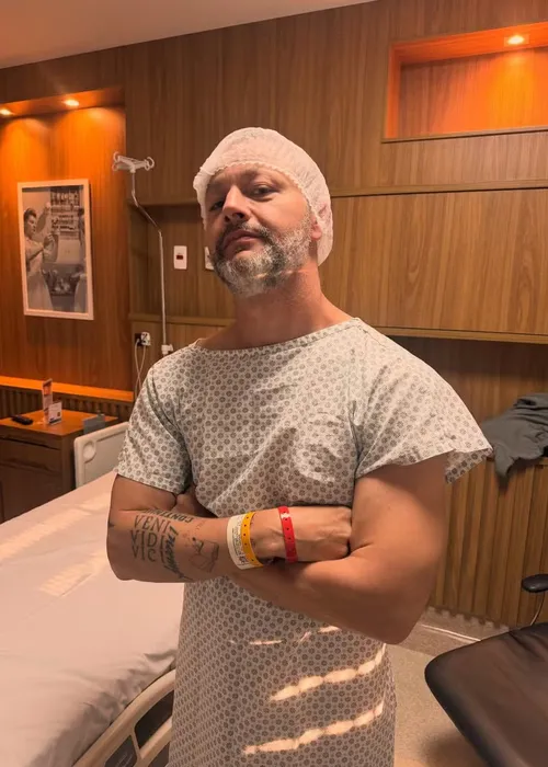 
					Ex de Sandy, Lucas Lima é internado e passa por procedimento cirúrgico
				
				