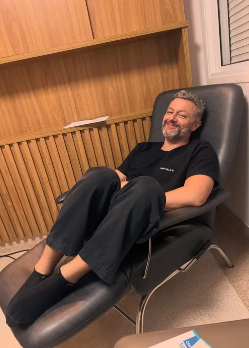 
					Ex de Sandy, Lucas Lima é internado e passa por procedimento cirúrgico
				
				