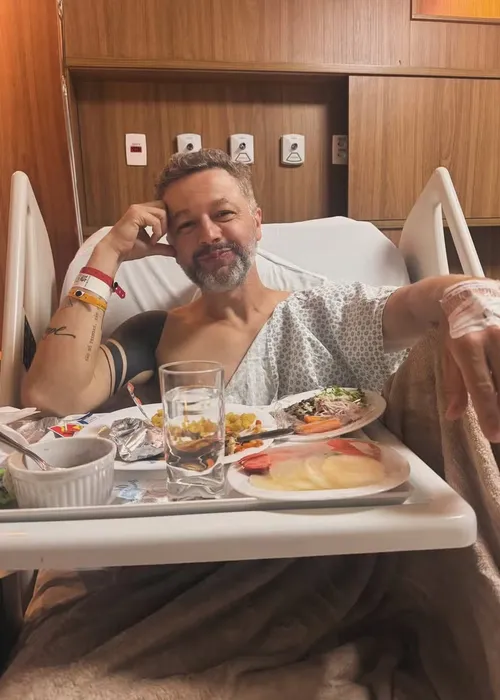 
					Ex de Sandy, Lucas Lima é internado e passa por procedimento cirúrgico
				
				