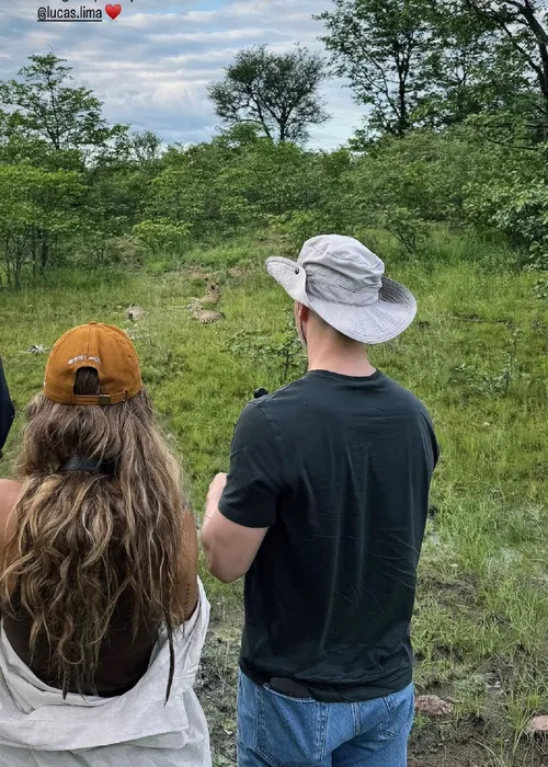 
					Ex de Sandy assume namorada durante viagem à África; saiba quem é
				
				