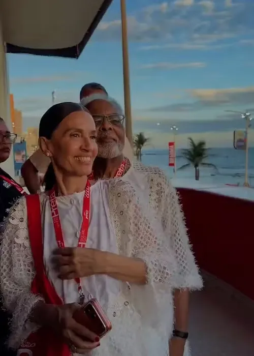 
					FOTOS: Bruna Marquezine e mais estrelas curtem Camarote Expresso 2222
				
				