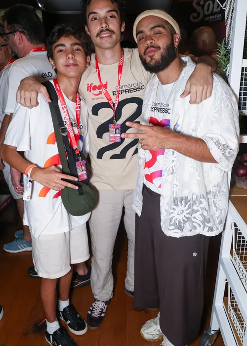 
					FOTOS: Bruna Marquezine e mais estrelas curtem Camarote Expresso 2222
				
				